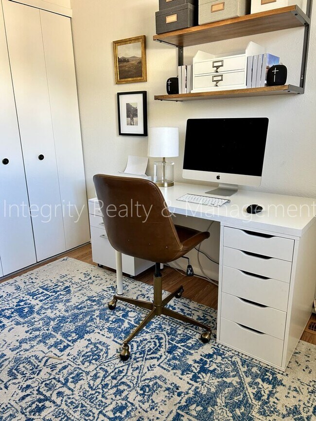 Building Photo - 9722 W Polk Dr