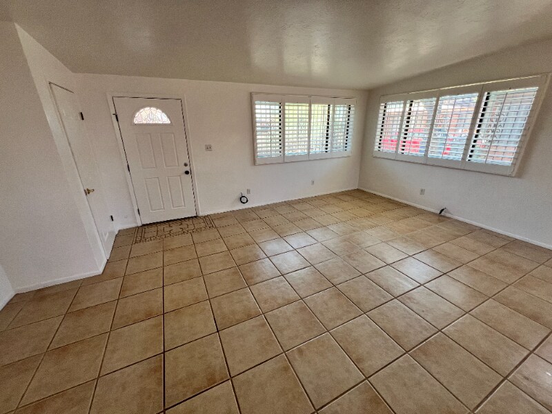 Building Photo - 801 E Holaway Dr