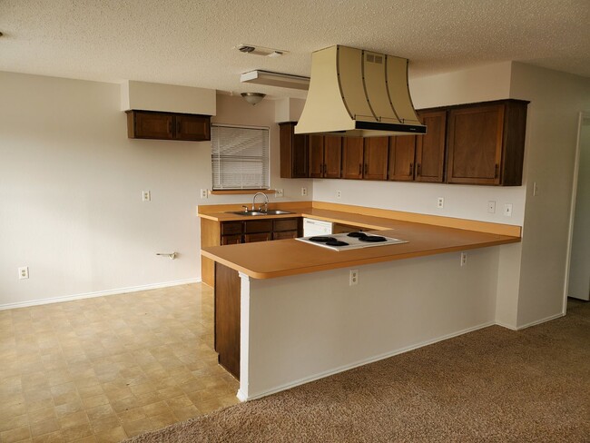 Building Photo - AVAILABLE NOW!!! Cozy 2 bedroom, 2 bath ha...