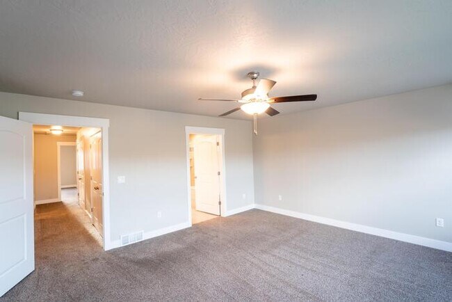 Building Photo - 8676 N Shadow Creek Alley