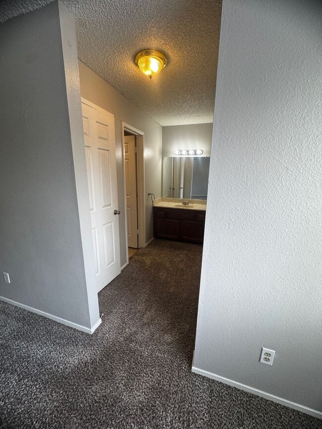Building Photo - Spacious 2 bedroom 2 bath condo with Laundry Inside!!!