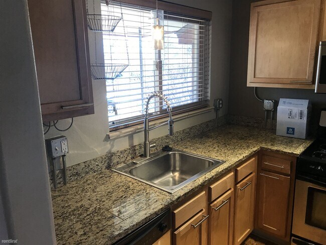 Building Photo - 1 br, 1 bath Townhome - 2805 Xavier Street