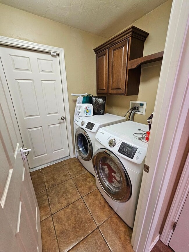 Building Photo - Spacious Golf Course Area Home with 4 Bedr...