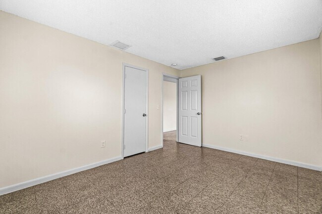 Building Photo - 4786 Gulfstream Rd