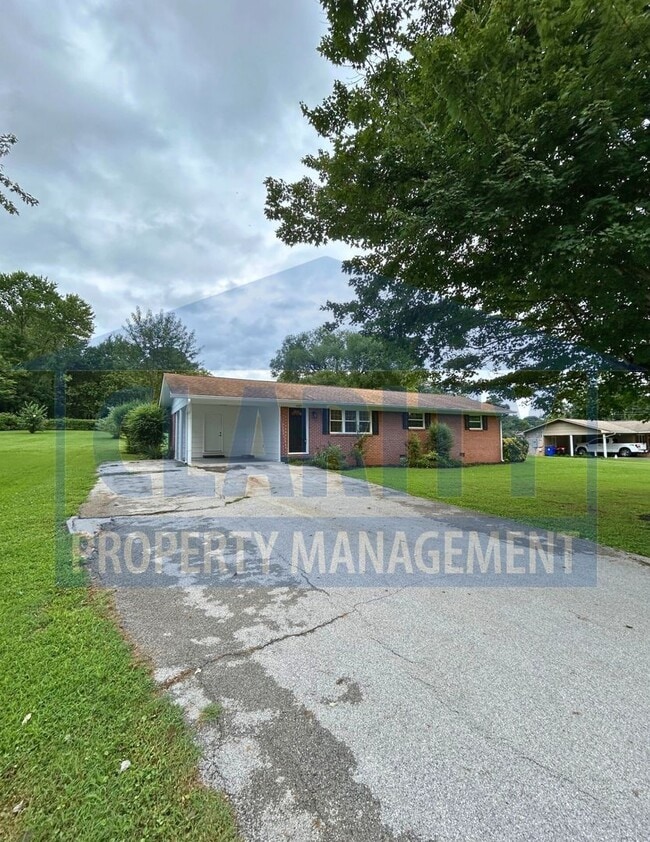 Building Photo - Updated ranch-style home in great neighbor...