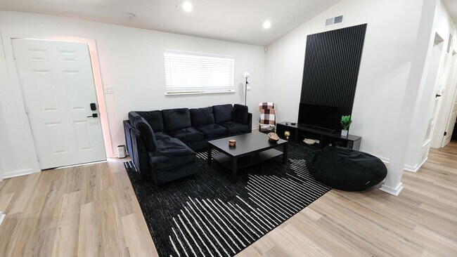 Building Photo - Fully updated 6 bed house!!! 1911 David!