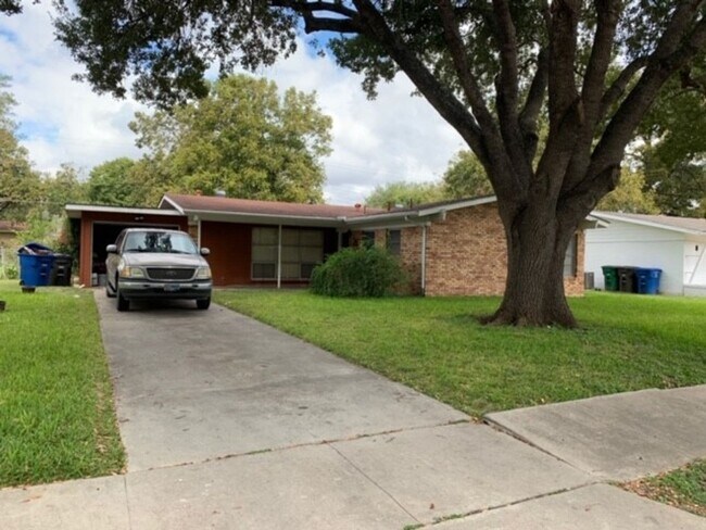 Building Photo - Lovely 3 bedroom 2 bath home