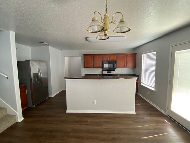 Building Photo - Spacious 3BR/2.5BA Home in San Antonio