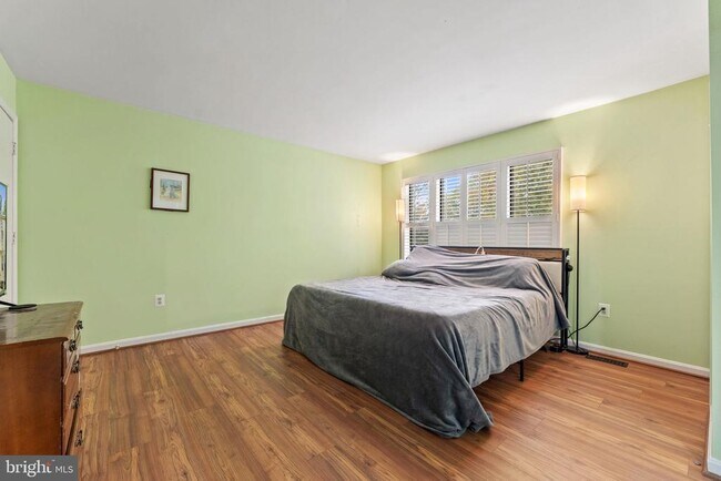 Building Photo - 13 Aviary St