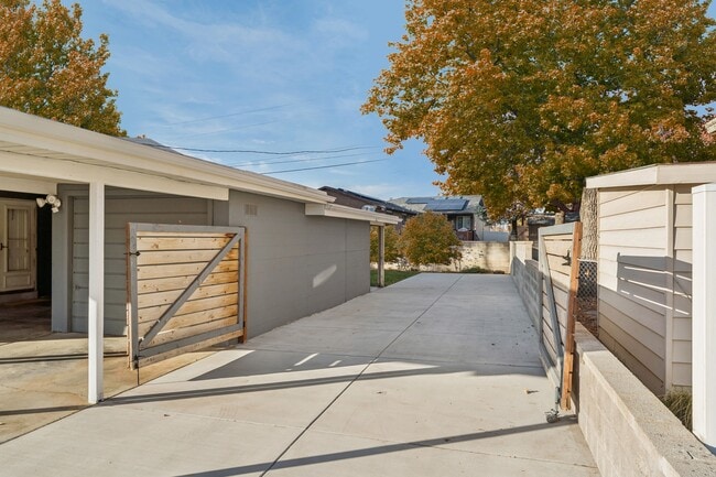 Building Photo - 1346 Phillips Ln