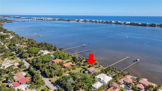 Building Photo - 1320 S Lakeside Dr