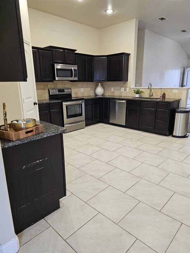 Building Photo - 806 E 93rd St