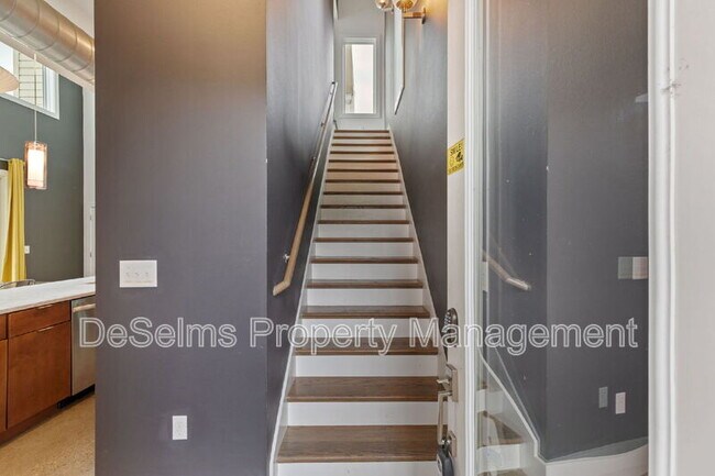 Building Photo - 807 13th Ave S