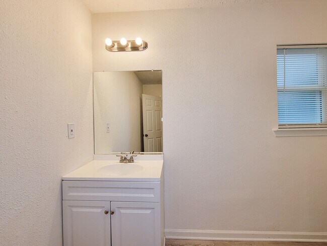 Building Photo - BEAUTIFUL REMODELED 3 BEDROOM 2 BATH WITH ...