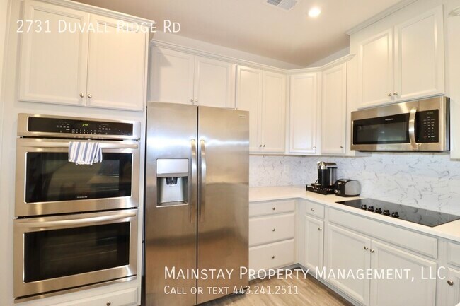 Building Photo - 2 Bedroom Plus DEN End Unit Townhome W Gar...
