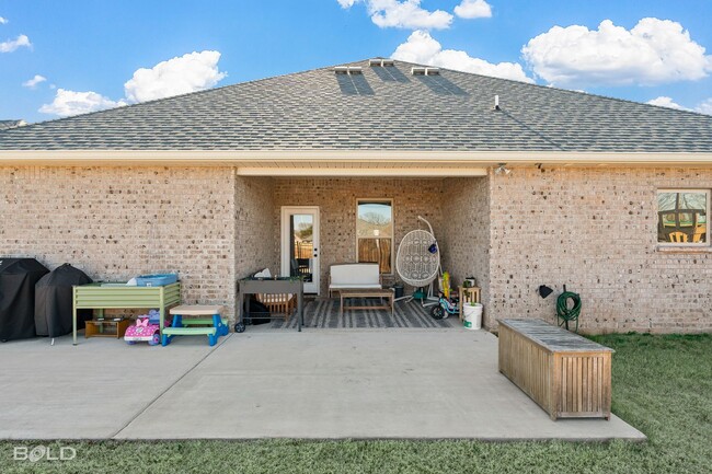 Building Photo - 4 Bedroom 2.5 Bathroom in Canes Landing