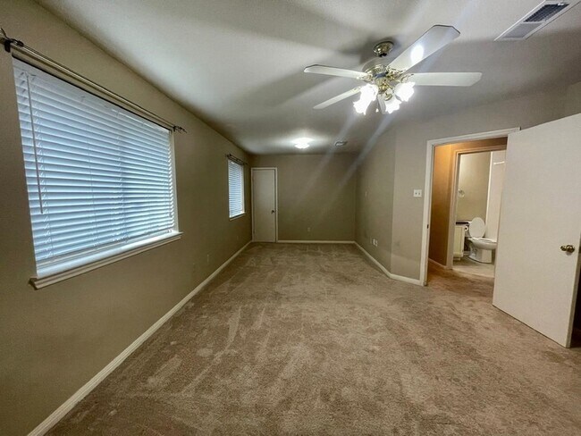 Building Photo - 2607 Old Oak Ln