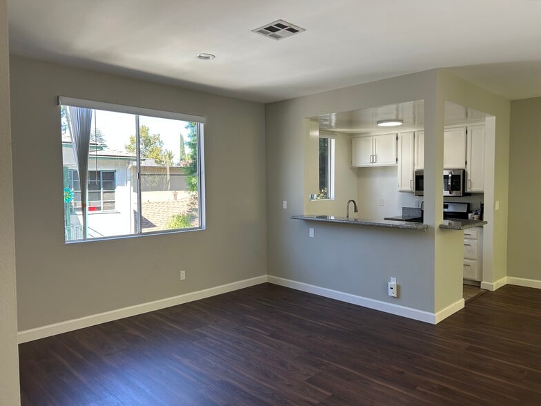 Building Photo - 4435 Coldwater Canyon Ave