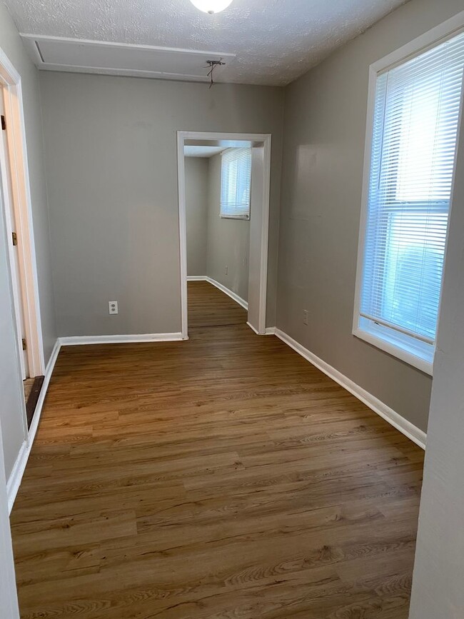 Building Photo - Spacious One Bedroom House!  Off Street Pa...