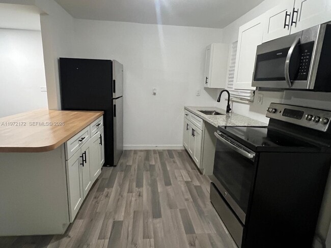 Building Photo - 1560 NE 151st St