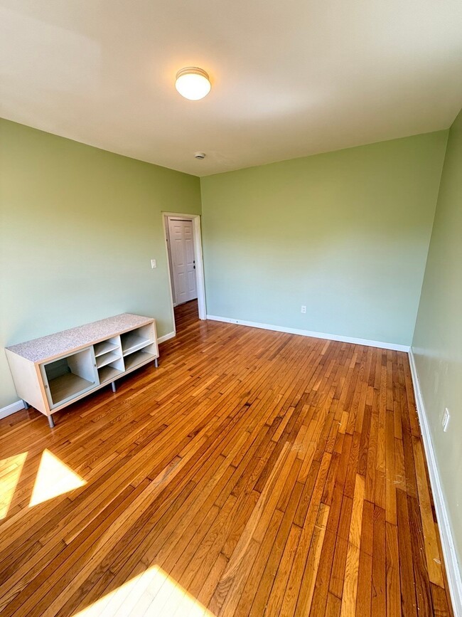 Building Photo - 154 Stanwood St
