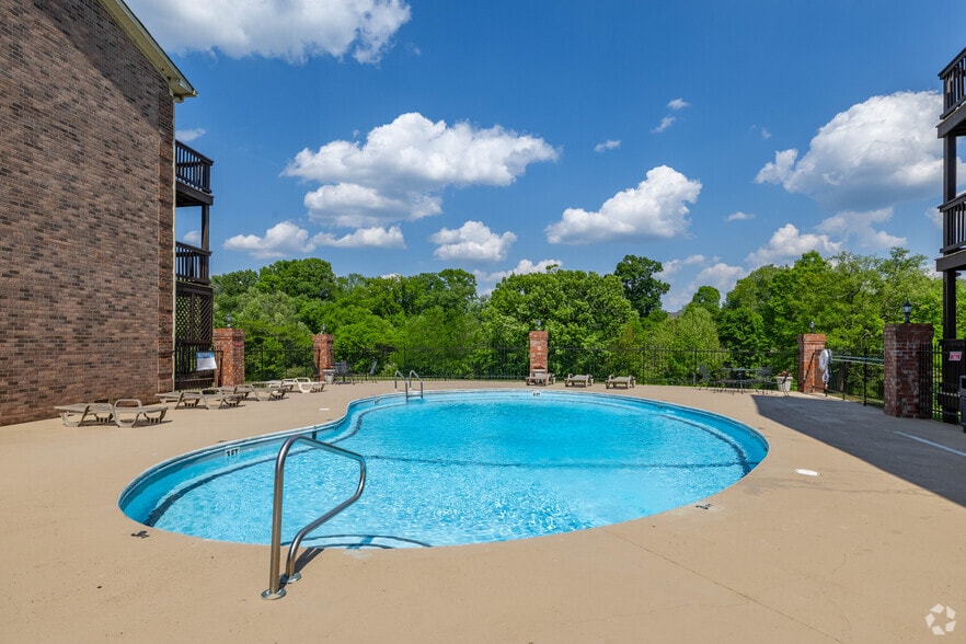 Pool - Rivermont Apartments