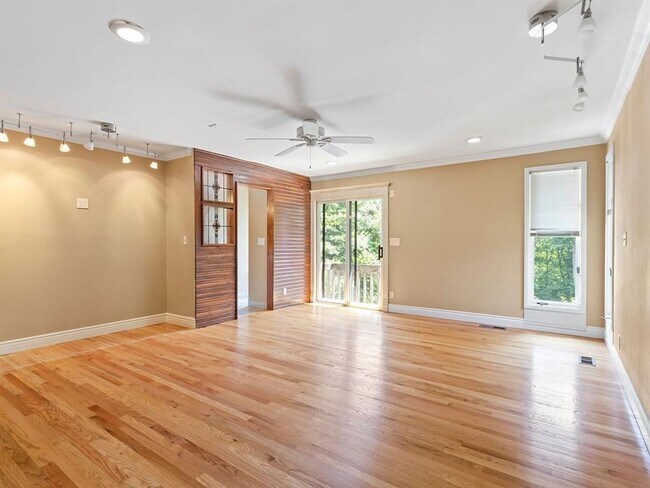 Building Photo - 1113 E Walnut St