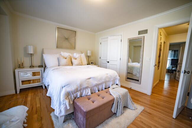 Building Photo - 4000 Oak St