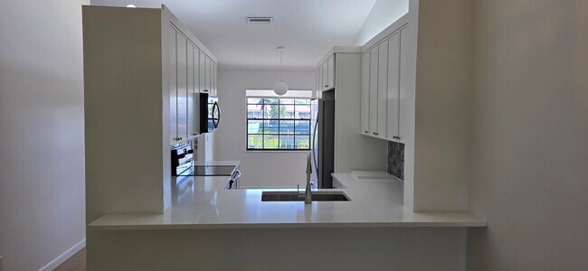 Building Photo - 602 Pinecrest Cir