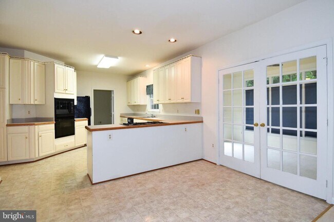 Building Photo - Elegant Brick Colonial on Quiet Cul-de-Sac...