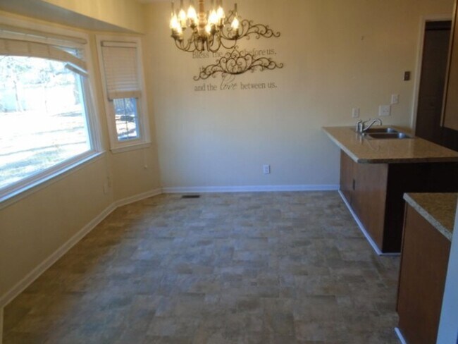 Building Photo - 3 Bedroom 2 Full Bathroom, Brick, Tri-Level Home in Mill Creek Farms Available Now!