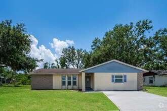 Building Photo - 513 Pine Ln