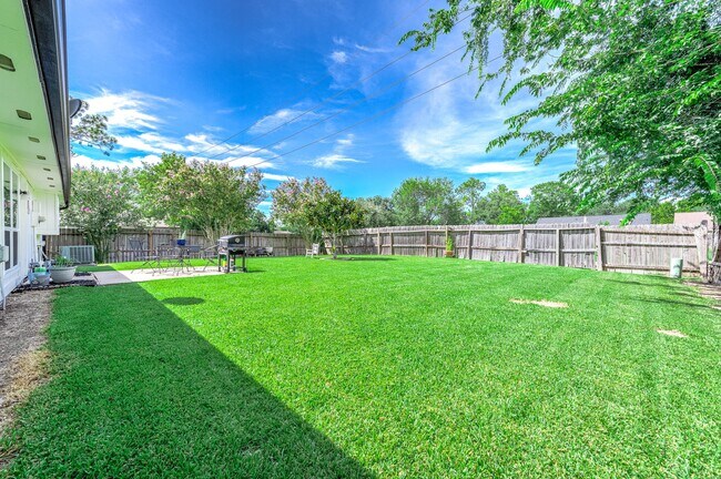 Building Photo - 7003 Buchanan Dr