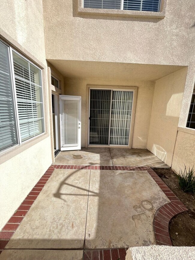 Building Photo - PICTURE PERFECT!  3 BR/3 BA END UNIT CONDO with DIRECT ACCESS 2 CAR GARAGE