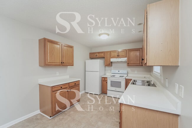 Building Photo - This charming home is move-in ready