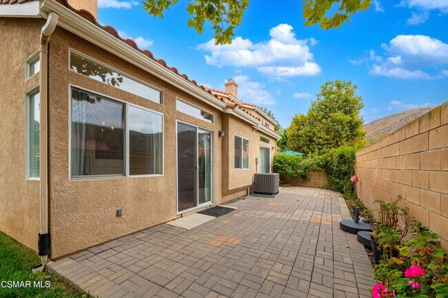 Building Photo - 140 Symphony Ln