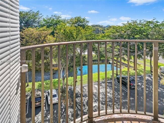 Building Photo - 2701 Riverside Dr