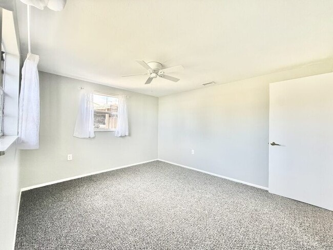 Building Photo - 1300 Classic Dr