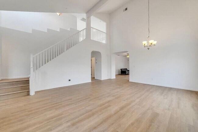 Building Photo - Elegant 5-Bedroom, 3.5-Bathroom Home – Mov...