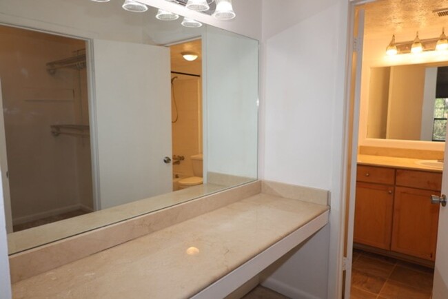 Building Photo - 2 bed 2 Baths Condominium-Rent (*2nd Month...