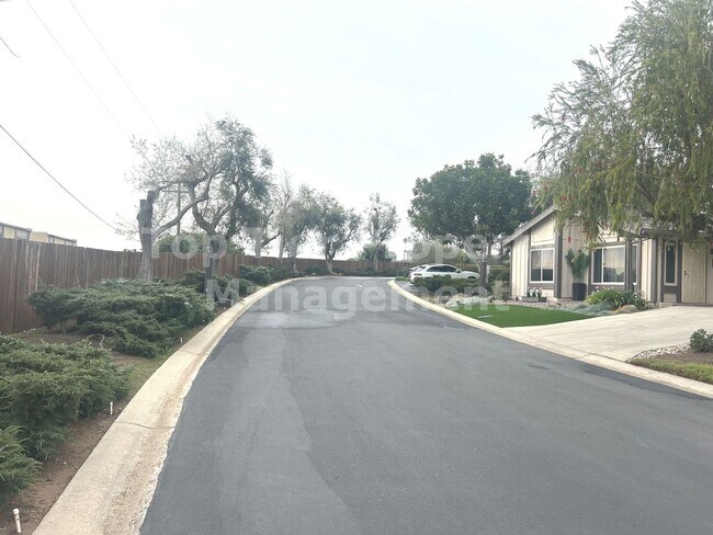 Building Photo - ***FULLY RENOVATED 2 bed / 2 bath / 1,120 sqft Home in 55+ Nob Hill Community - Available NOW***