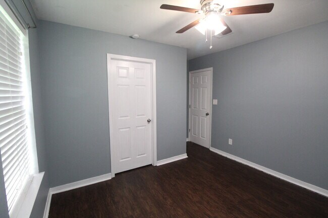 Building Photo - Private Cul-de-Sac Living — 3BR Home Featuring Open Layout, Wooded Backyard Views & Stylish Updat...