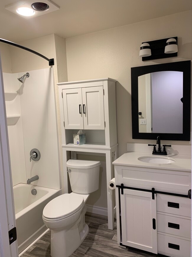 Building Photo - 417 E Foster Ave