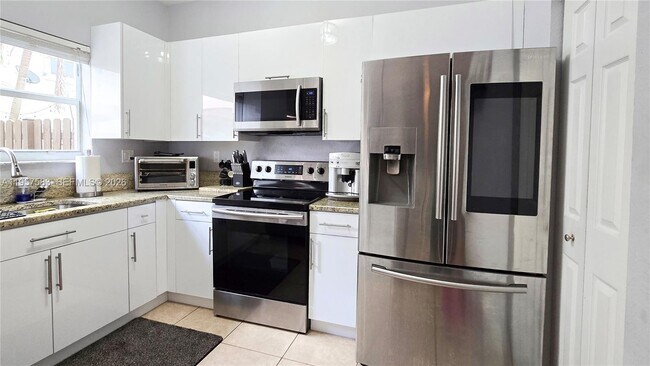 Building Photo - 5109 SW 141st Ave