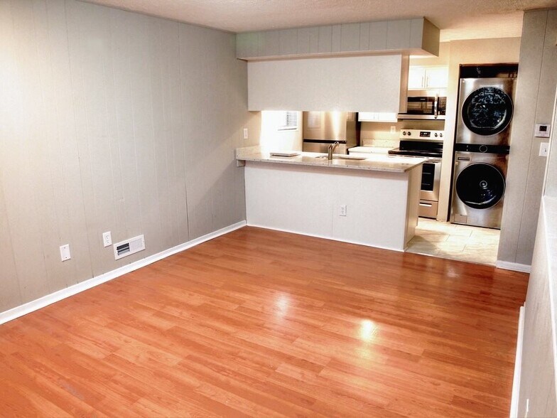 Building Photo - 306 E 17th Ave