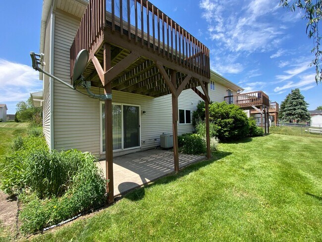 Building Photo - 523