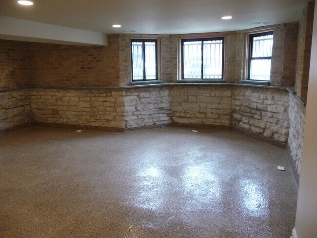 Building Photo - 1803 W Superior St