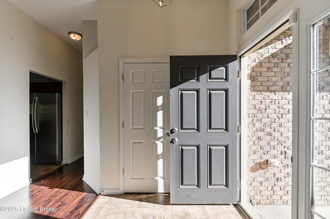 Building Photo - 220 Rockcrest Way