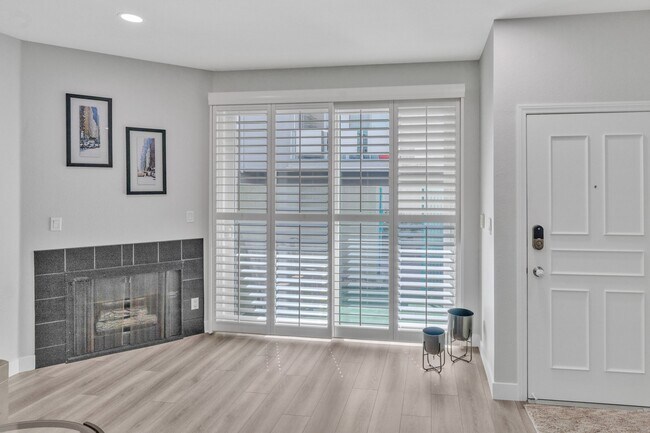 Building Photo - 433 E Tamarack Ave