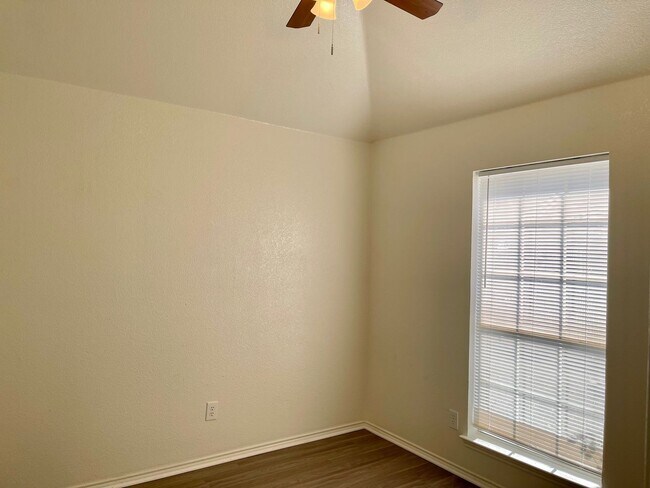 Building Photo - Updated home in Burleson